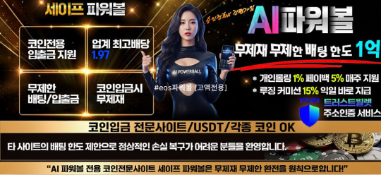 발리 해변 카페에서 석양을 배경으로 노트북 작업을 하는 남성